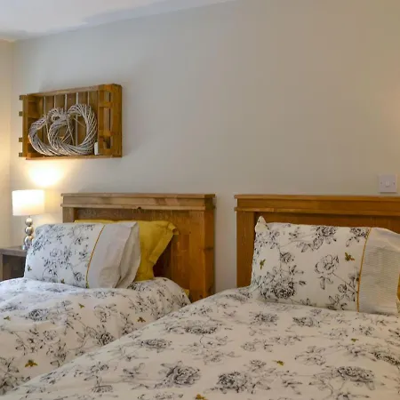 Loyal Cerise * Cawood